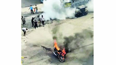 બાઇક એટલી જલદી આગમાં ભડકે બળી કે સાવ કાટમાળ જ બચ્યો હતો.